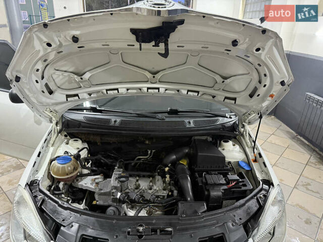 Белый Шкода Фабия, объемом двигателя 1.2 л и пробегом 218 тыс. км за 4150 $, фото 12 на Automoto.ua