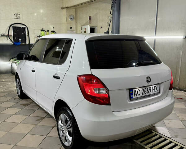 Белый Шкода Фабия, объемом двигателя 1.2 л и пробегом 218 тыс. км за 4150 $, фото 1 на Automoto.ua