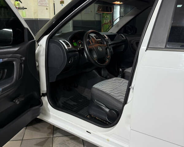 Белый Шкода Фабия, объемом двигателя 1.2 л и пробегом 218 тыс. км за 4150 $, фото 7 на Automoto.ua