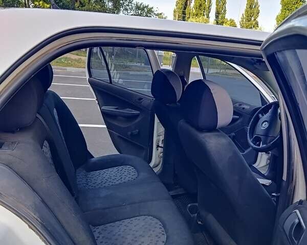 Шкода Фабия 2007 в Чернигове на Automoto.ua Белый Шкода Фабия, объемом двигателя 1.2 л и пробегом 288 тыс. км за 2500 $, фото 11 на Automoto.ua