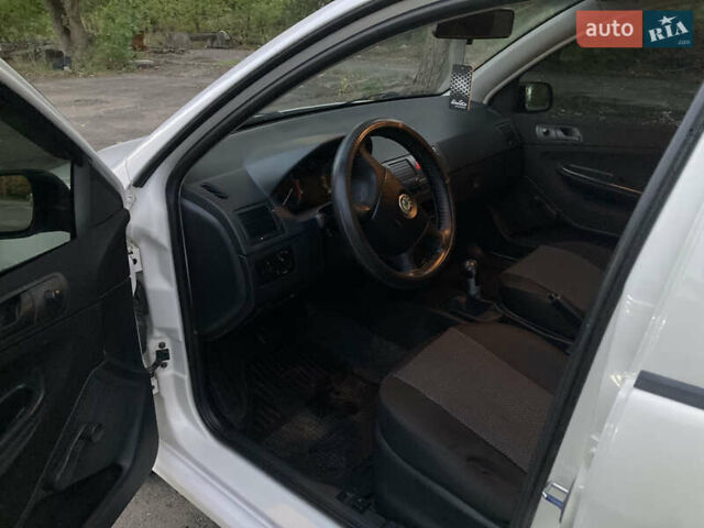 Білий Шкода Фабія, об'ємом двигуна 1.2 л та пробігом 210 тис. км за 3200 $, фото 5 на Automoto.ua