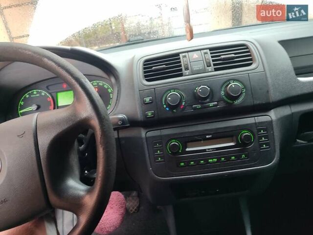 Белый Шкода Фабия, объемом двигателя 1.2 л и пробегом 170 тыс. км за 3800 $, фото 2 на Automoto.ua