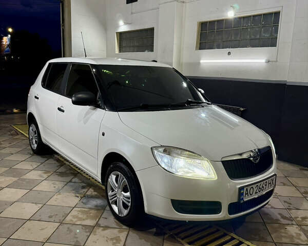 Белый Шкода Фабия, объемом двигателя 1.2 л и пробегом 218 тыс. км за 4150 $, фото 5 на Automoto.ua
