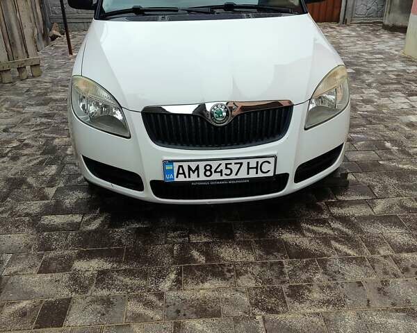 Белый Шкода Фабия, объемом двигателя 1.2 л и пробегом 170 тыс. км за 3800 $, фото 5 на Automoto.ua
