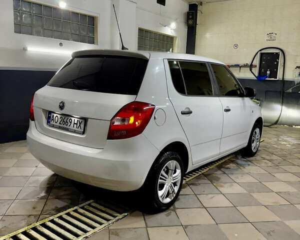 Белый Шкода Фабия, объемом двигателя 1.2 л и пробегом 218 тыс. км за 4150 $, фото 4 на Automoto.ua