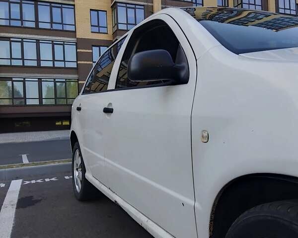 Шкода Фабия 2007 в Чернигове на Automoto.ua Белый Шкода Фабия, объемом двигателя 1.2 л и пробегом 288 тыс. км за 2500 $, фото 4 на Automoto.ua