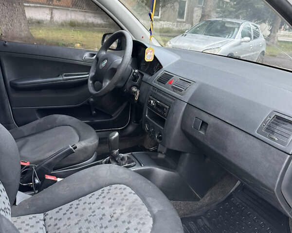 Белый Шкода Фабия, объемом двигателя 1.2 л и пробегом 380 тыс. км за 2399 $, фото 11 на Automoto.ua