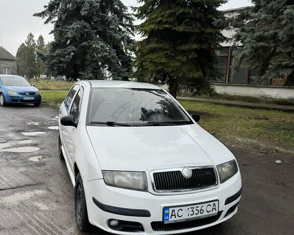 Белый Шкода Фабия, объемом двигателя 1.2 л и пробегом 380 тыс. км за 2399 $, фото 1 на Automoto.ua