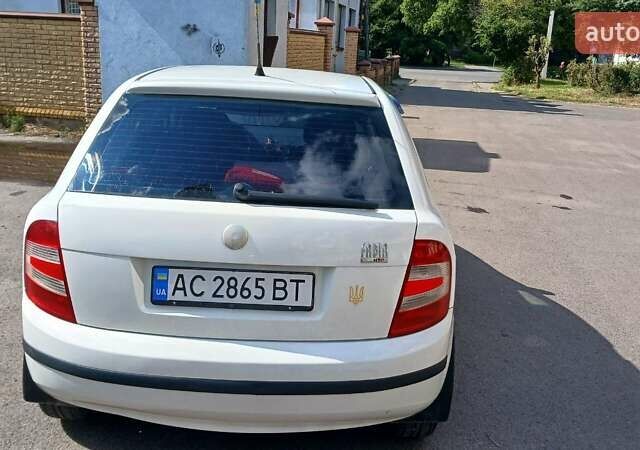 Белый Шкода Фабия, объемом двигателя 1.2 л и пробегом 240 тыс. км за 3500 $, фото 2 на Automoto.ua