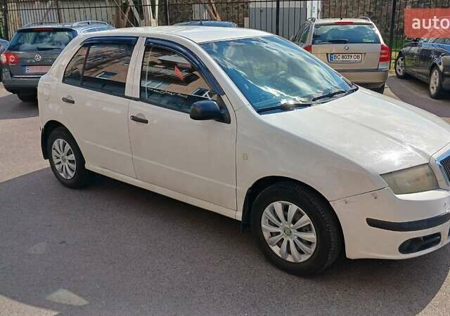 Белый Шкода Фабия, объемом двигателя 1.2 л и пробегом 240 тыс. км за 3500 $, фото 4 на Automoto.ua