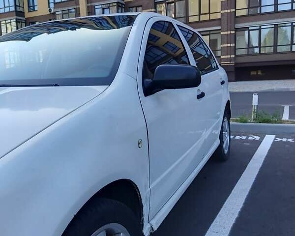 Шкода Фабия 2007 в Чернигове на Automoto.ua Белый Шкода Фабия, объемом двигателя 1.2 л и пробегом 288 тыс. км за 2500 $, фото 5 на Automoto.ua