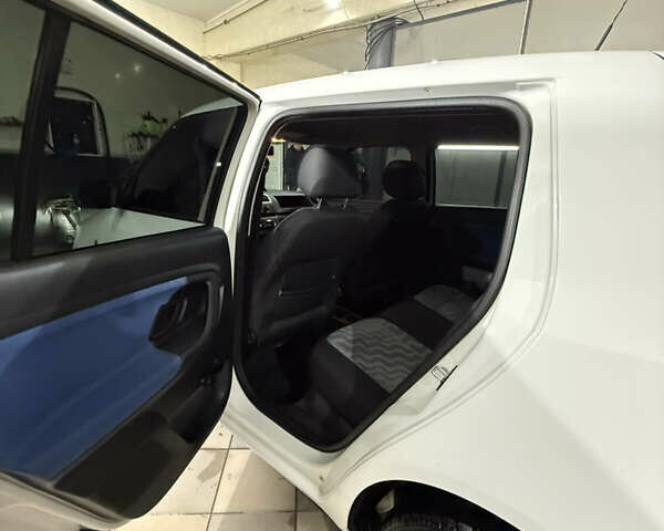 Белый Шкода Фабия, объемом двигателя 1.2 л и пробегом 218 тыс. км за 4150 $, фото 10 на Automoto.ua