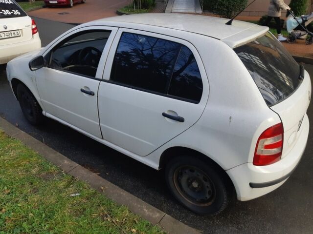 Белый Шкода Фабия, объемом двигателя 1.2 л и пробегом 212 тыс. км за 2500 $, фото 2 на Automoto.ua