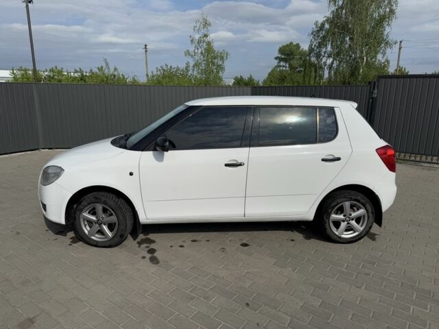 Белый Шкода Фабия, объемом двигателя 1.4 л и пробегом 240 тыс. км за 4400 $, фото 3 на Automoto.ua