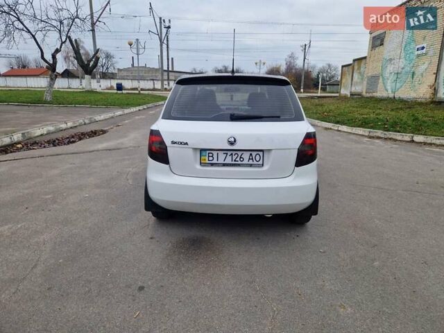 Белый Шкода Фабия, объемом двигателя 1.4 л и пробегом 193 тыс. км за 5700 $, фото 1 на Automoto.ua