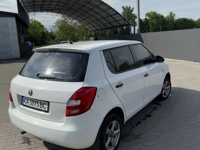 Белый Шкода Фабия, объемом двигателя 1.4 л и пробегом 240 тыс. км за 4400 $, фото 5 на Automoto.ua