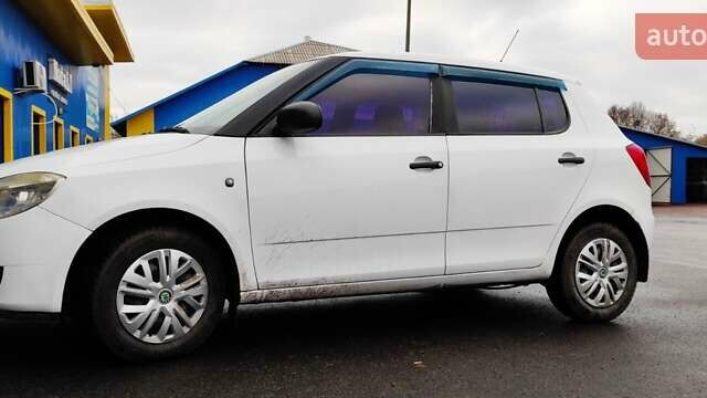 Белый Шкода Фабия, объемом двигателя 1.2 л и пробегом 232 тыс. км за 4000 $, фото 1 на Automoto.ua