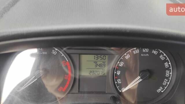 Белый Шкода Фабия, объемом двигателя 1.2 л и пробегом 232 тыс. км за 4000 $, фото 4 на Automoto.ua