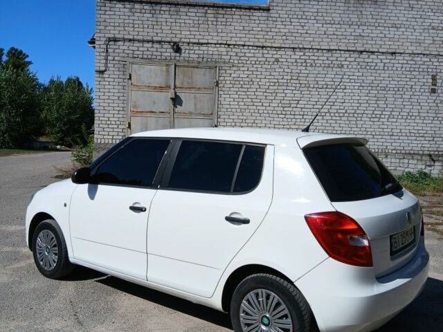 Белый Шкода Фабия, объемом двигателя 1.2 л и пробегом 198 тыс. км за 3850 $, фото 2 на Automoto.ua