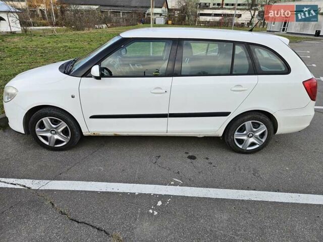 Білий Шкода Фабія, об'ємом двигуна 1.39 л та пробігом 213 тис. км за 5100 $, фото 1 на Automoto.ua