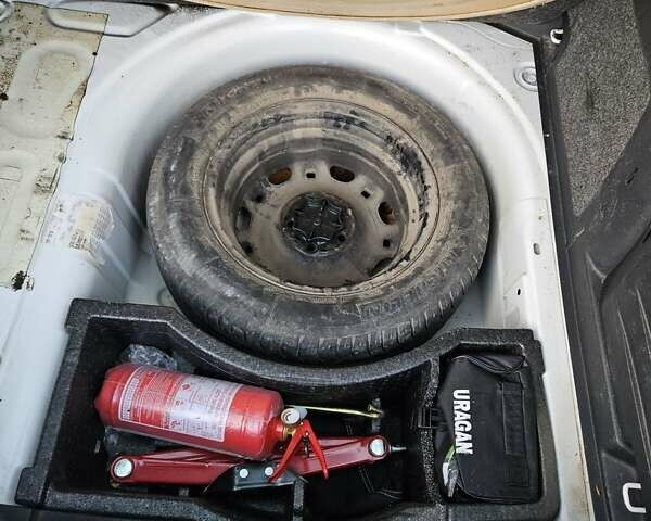 Білий Шкода Фабія, об'ємом двигуна 1.39 л та пробігом 213 тис. км за 5100 $, фото 8 на Automoto.ua