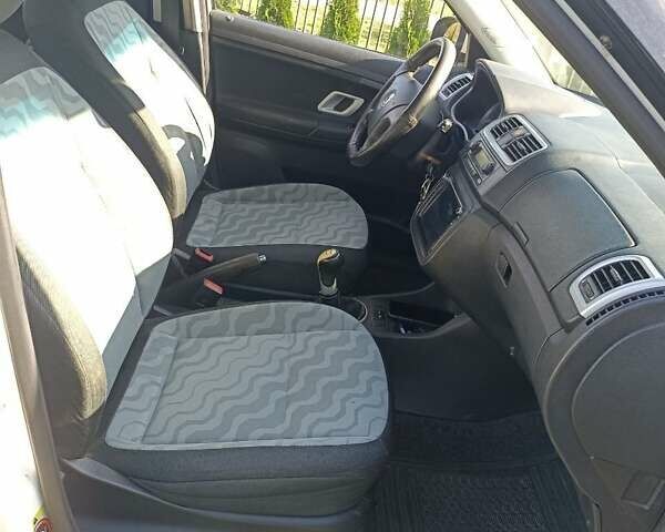 Белый Шкода Фабия, объемом двигателя 1.39 л и пробегом 330 тыс. км за 4400 $, фото 15 на Automoto.ua