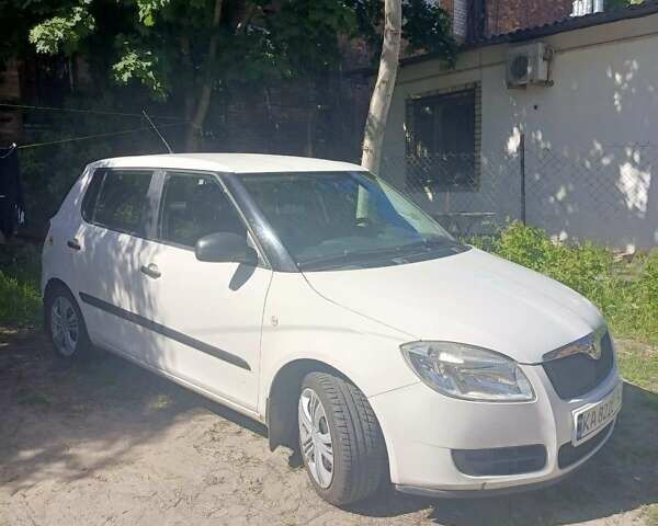 Белый Шкода Фабия, объемом двигателя 1.2 л и пробегом 225 тыс. км за 4000 $, фото 8 на Automoto.ua