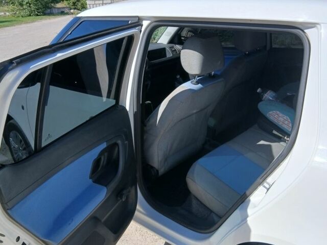 Белый Шкода Фабия, объемом двигателя 1.2 л и пробегом 198 тыс. км за 3850 $, фото 5 на Automoto.ua