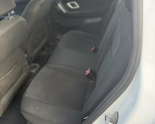 Белый Шкода Фабия, объемом двигателя 1.6 л и пробегом 244 тыс. км за 5400 $, фото 7 на Automoto.ua