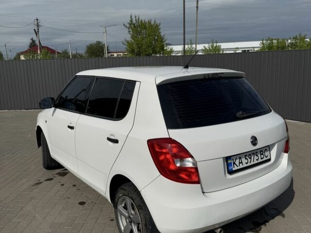 Белый Шкода Фабия, объемом двигателя 1.4 л и пробегом 240 тыс. км за 4400 $, фото 7 на Automoto.ua