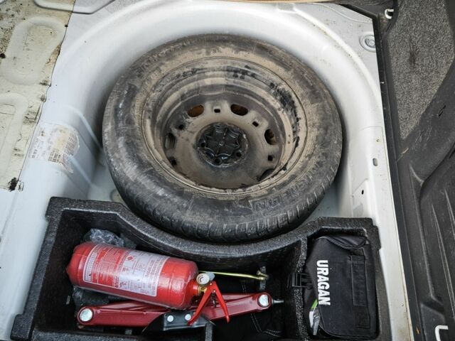 Белый Шкода Фабия, объемом двигателя 1.4 л и пробегом 280 тыс. км за 5242 $, фото 4 на Automoto.ua