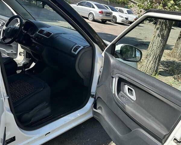 Белый Шкода Фабия, объемом двигателя 1.39 л и пробегом 320 тыс. км за 4700 $, фото 11 на Automoto.ua