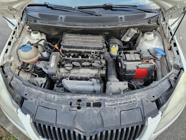 Белый Шкода Фабия, объемом двигателя 1.4 л и пробегом 280 тыс. км за 5242 $, фото 6 на Automoto.ua