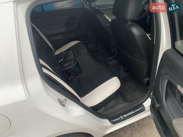 Белый Шкода Фабия, объемом двигателя 1.4 л и пробегом 220 тыс. км за 4999 $, фото 4 на Automoto.ua