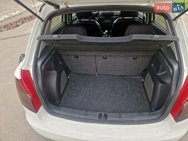 Белый Шкода Фабия, объемом двигателя 1.4 л и пробегом 193 тыс. км за 5700 $, фото 19 на Automoto.ua