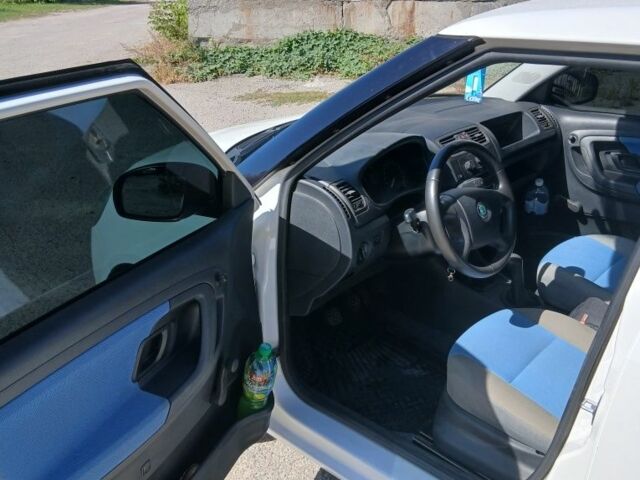 Белый Шкода Фабия, объемом двигателя 1.2 л и пробегом 198 тыс. км за 3850 $, фото 6 на Automoto.ua