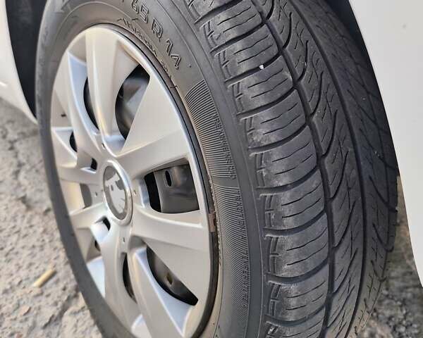 Белый Шкода Фабия, объемом двигателя 1.39 л и пробегом 135 тыс. км за 4750 $, фото 13 на Automoto.ua