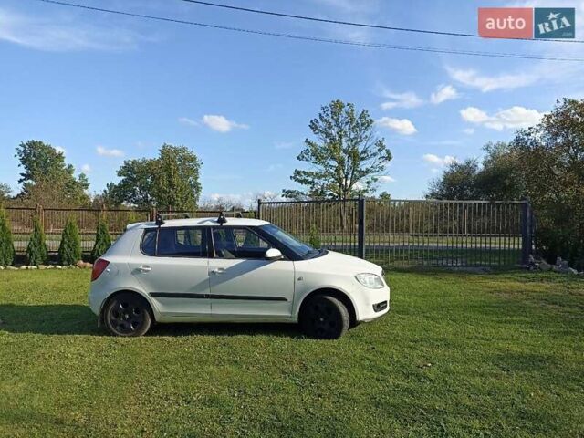 Белый Шкода Фабия, объемом двигателя 1.39 л и пробегом 330 тыс. км за 4400 $, фото 35 на Automoto.ua