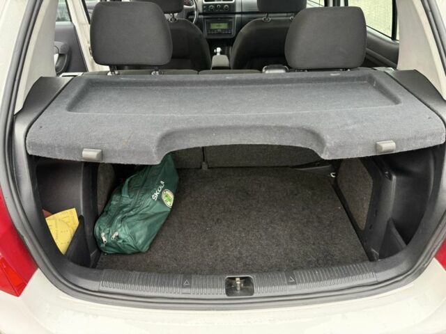 Білий Шкода Фабія, об'ємом двигуна 1.6 л та пробігом 240 тис. км за 5000 $, фото 6 на Automoto.ua