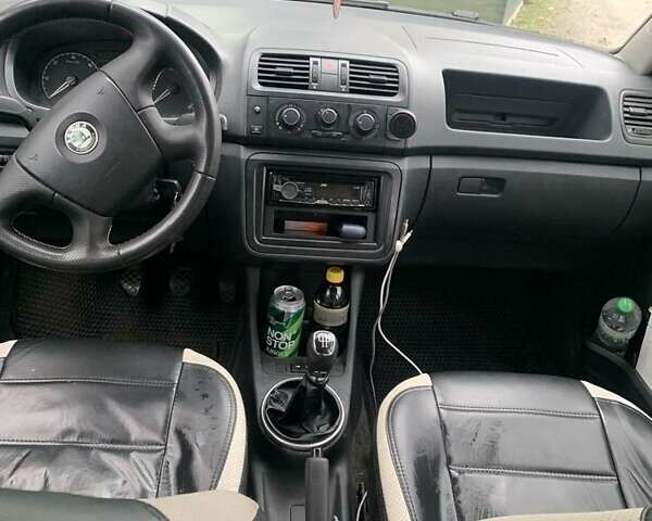 Белый Шкода Фабия, объемом двигателя 1.4 л и пробегом 220 тыс. км за 4999 $, фото 5 на Automoto.ua