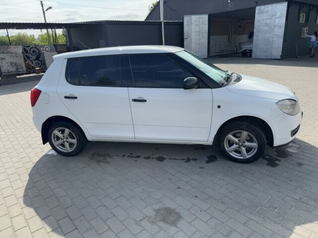 Белый Шкода Фабия, объемом двигателя 1.4 л и пробегом 240 тыс. км за 4400 $, фото 4 на Automoto.ua