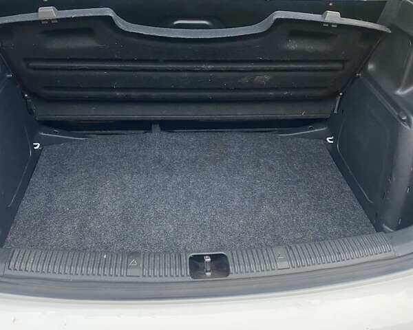 Белый Шкода Фабия, объемом двигателя 1.2 л и пробегом 114 тыс. км за 4500 $, фото 14 на Automoto.ua