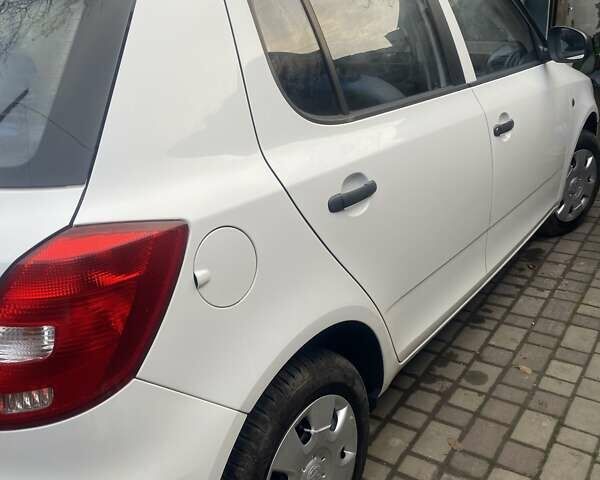 Белый Шкода Фабия, объемом двигателя 1.2 л и пробегом 114 тыс. км за 4500 $, фото 5 на Automoto.ua