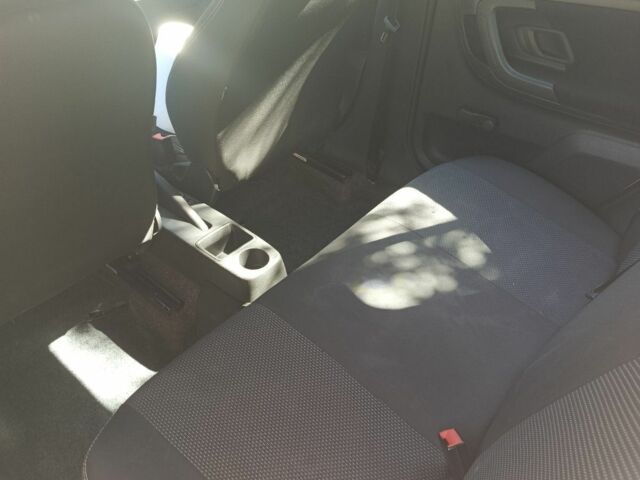 Белый Шкода Фабия, объемом двигателя 1.2 л и пробегом 225 тыс. км за 4000 $, фото 2 на Automoto.ua