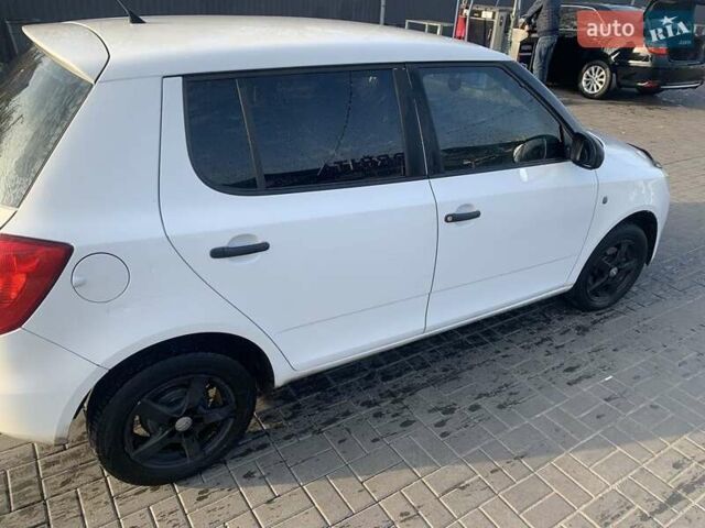 Белый Шкода Фабия, объемом двигателя 1.4 л и пробегом 220 тыс. км за 4999 $, фото 2 на Automoto.ua