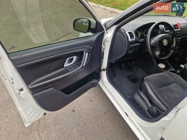 Белый Шкода Фабия, объемом двигателя 1.4 л и пробегом 193 тыс. км за 5700 $, фото 11 на Automoto.ua