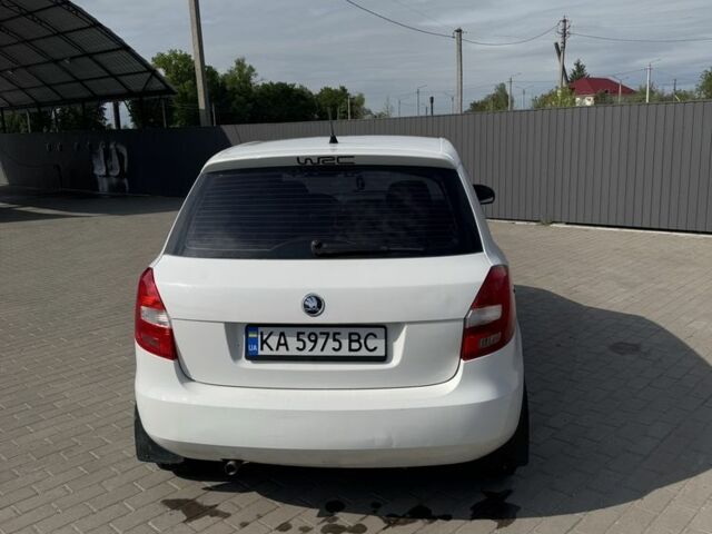 Белый Шкода Фабия, объемом двигателя 1.4 л и пробегом 240 тыс. км за 4400 $, фото 6 на Automoto.ua