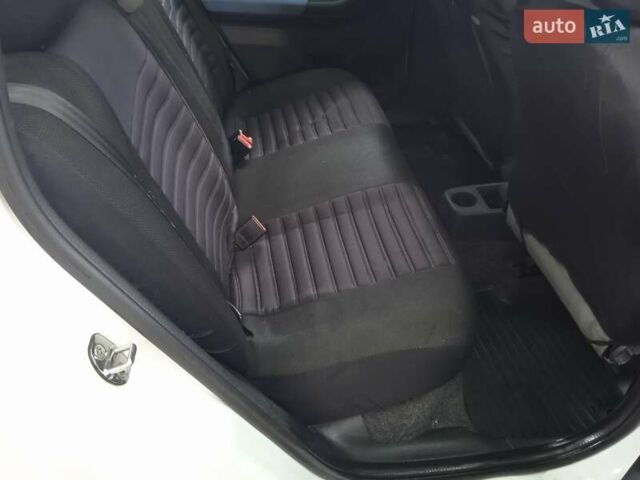 Білий Шкода Фабія, об'ємом двигуна 1.2 л та пробігом 260 тис. км за 4300 $, фото 7 на Automoto.ua