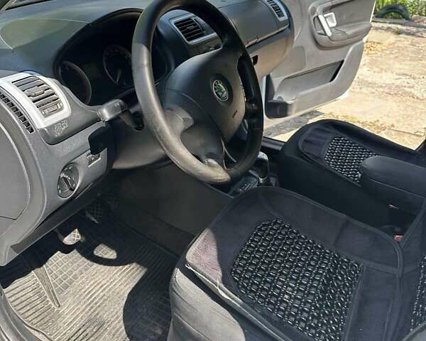 Белый Шкода Фабия, объемом двигателя 1.39 л и пробегом 320 тыс. км за 4700 $, фото 8 на Automoto.ua