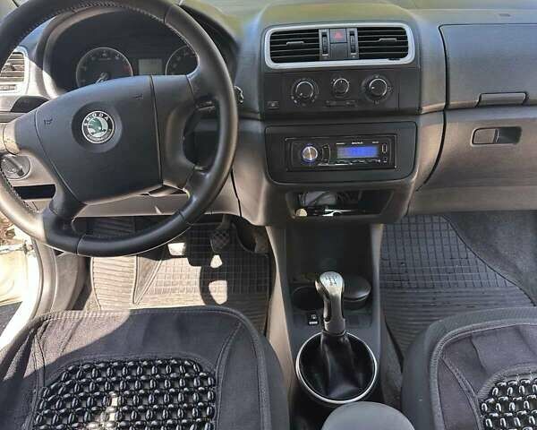 Белый Шкода Фабия, объемом двигателя 1.39 л и пробегом 320 тыс. км за 4700 $, фото 9 на Automoto.ua